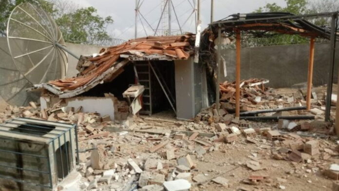 Explosão em antena de operadora de telefonia deixa 12 cidades do CE sem sinal