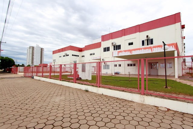 Mãe encontra homem nu com a filha de 5 anos, o agride e é presa