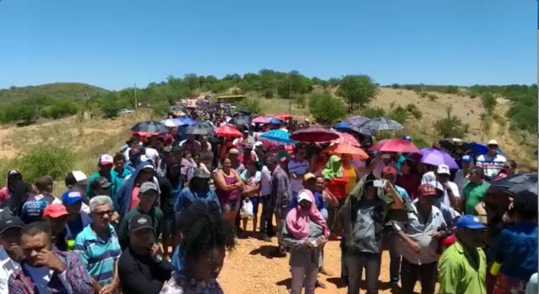 Moradores de Conceição do Canindé protestam contra a falta de manutenção de barragem com vazamentos Moradores de Conceição do Canindé protestam contra a falta de manutenção de barragem com vazamentos