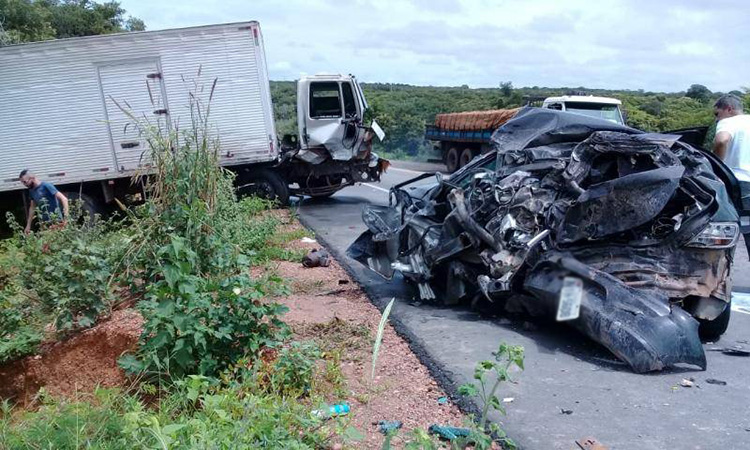 Acidente na BR-135 deixa uma pessoa morta e outras duas feridas