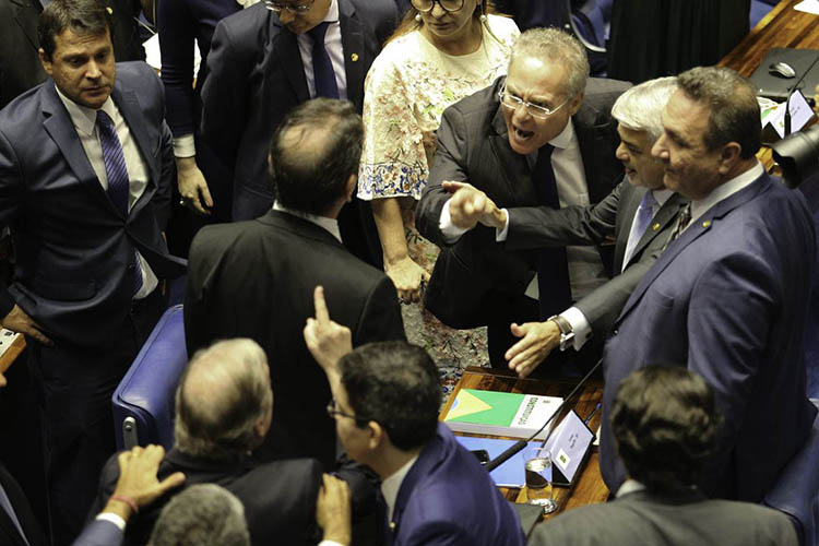 Bate-boca e confusão marcam eleição no Senado