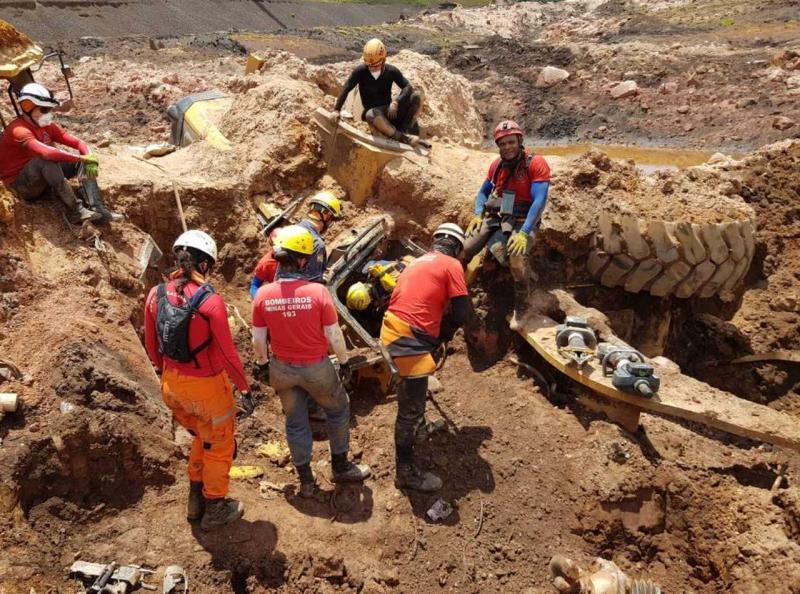 Bombeiros encontram corpos em vestiário da Vale