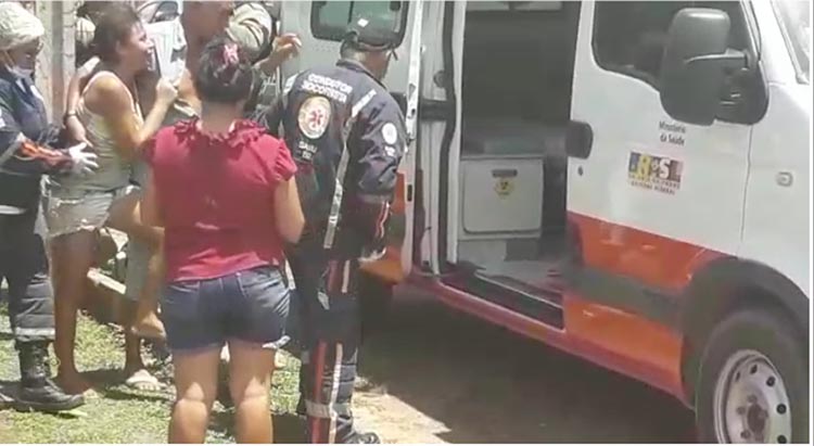 Mãe é presa suspeita de esfaquear os filhos de 1 e 2 anos dentro de casa