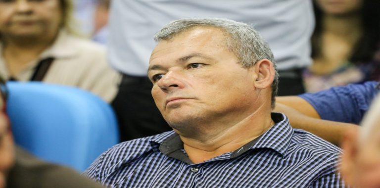 Prefeito piauiense tem casa invadida e cofre com R$ 40 mil é levado Prefeito piauiense tem casa invadida e cofre com R$ 40 mil é levado