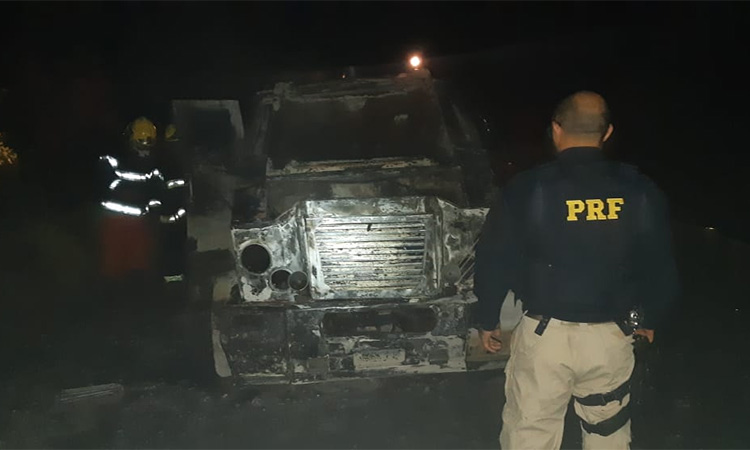 Carro-forte pega fogo e ocupantes saem ilesos na BR-343