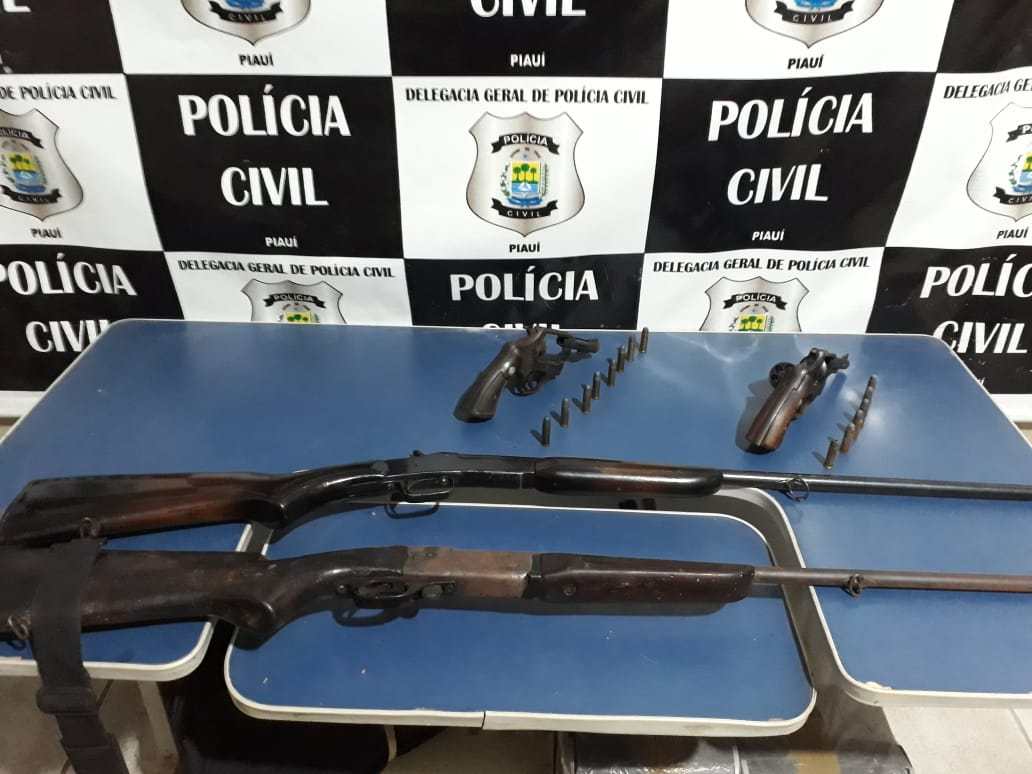 Dupla é presa por porte ilegal de arma de fogo em Santo Antônio de Lisboa