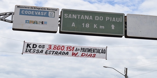 Faixa cobrando recursos de estrada ao governador é fixada em portal da PI que liga Picos a Santana Faixa cobrando recursos de estrada ao governador é fixada em portal da PI que liga Picos a Santana