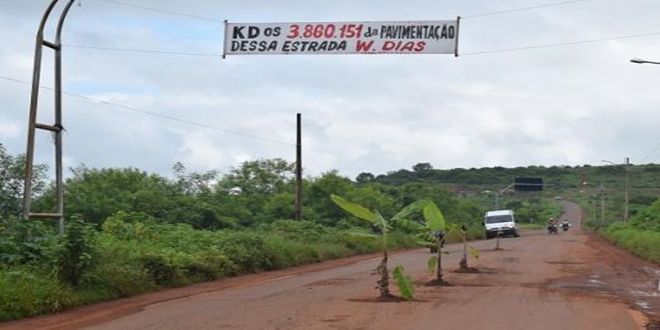 Pés de banana são plantados em buracos da PI-375 que liga Picos a Santana do Piauí Pés de banana são plantados em buracos da PI-375 que liga Picos a Santana do Piauí