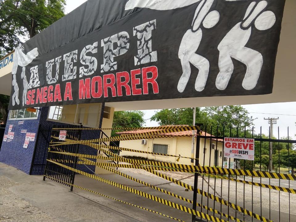 Professores da Uespi iniciam greve por tempo indeterminado em todo estado