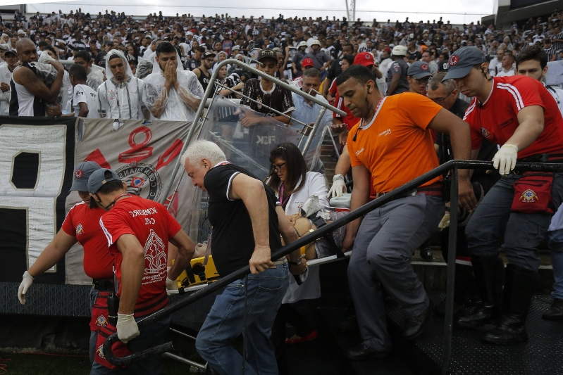 Torcedor do Corinthians passa mal no estádio e morre durante jogo contra Oeste