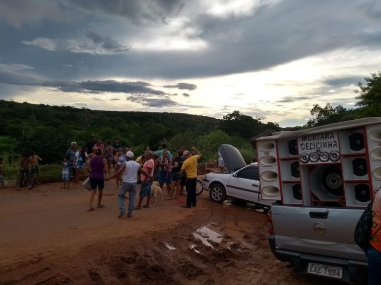 Moradores bloqueiam estrada que liga Picos a Santana Moradores bloqueiam estrada que liga Picos a Santana