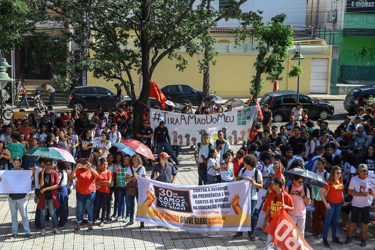 Estudantes voltam a protestar contra cortes na Educação e lotam ruas