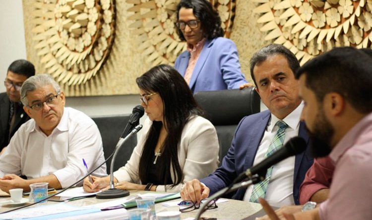 Mais Médicos - 30 médicos desistem e programa é debatido na Alepi