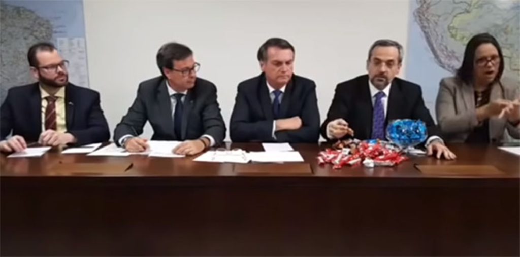 Ministro explica verba para Educação com chocolates