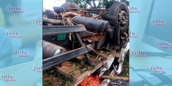 Motorista fica preso às ferragens após caminhão tombar na BR-316