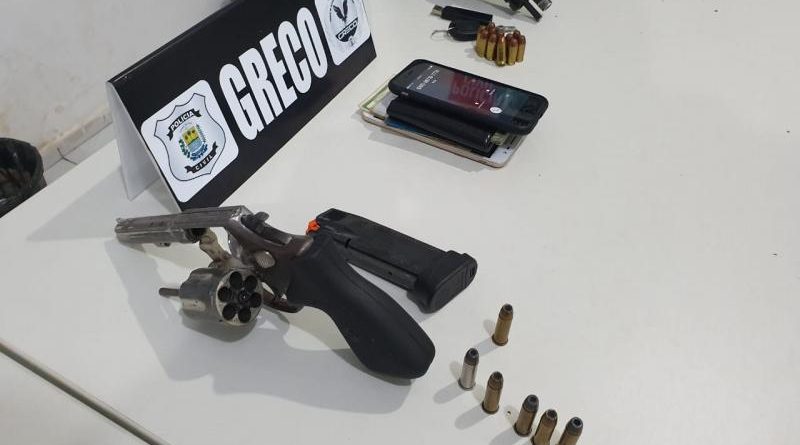 Polícia apreende armas e prende 5 pessoas em operação