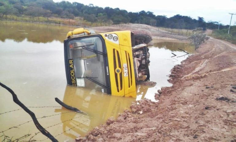 Ônibus escolar tomba e cai dentro de açude no interior do Piauí