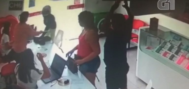 Bandido assalta clientes e vendedores dentro de loja de celulares no Piauí Bandido assalta clientes e vendedores dentro de loja de celulares no Piauí