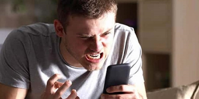 Homem irritado no celular