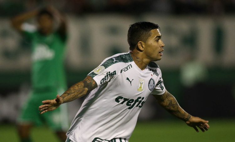 Palmeiras derrota Chapecoense fora e mantém liderança do Brasileirão