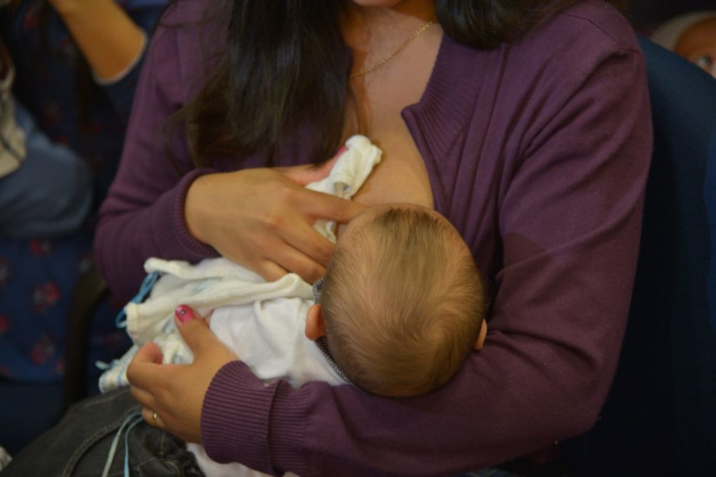 mãe amamentar filho