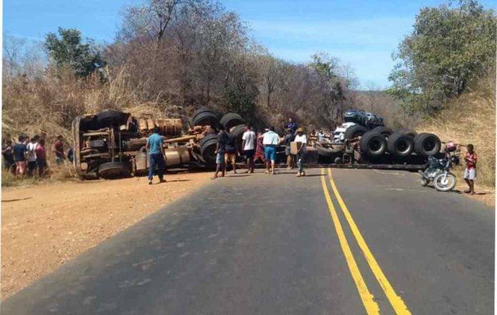 Motorista fica ferido após carreta tombar na BR-135, no Sul do Piauí