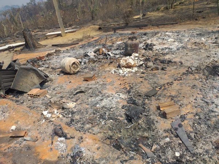 Casal morre abraçado ao tentar fugir de queimada em RO Casal morre abraçado ao tentar fugir de queimada em RO