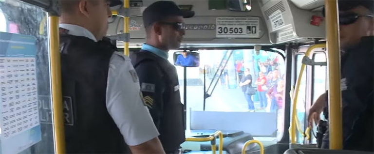 Ceará tem 38 ataques a veículos e transfere 257 presos Ceará tem 38 ataques a veículos e transfere 257 presos