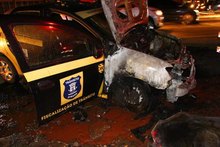 Carro da Strans pega fogo em cidade do Piauí Carro da Strans pega fogo em cidade do Piauí