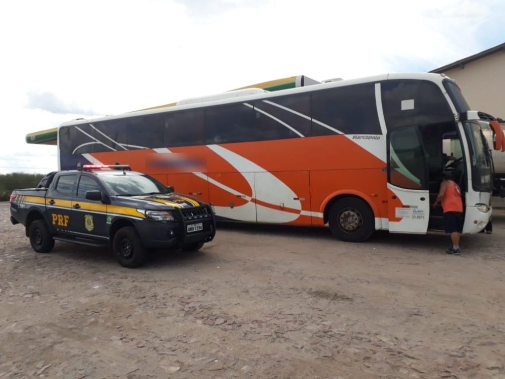 PRF prende empresário e apreende ônibus de turismo com placas clonadas em Alegrete
