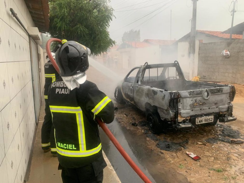 Carro é consumido pelo fogo em via pública no litoral do Piauí