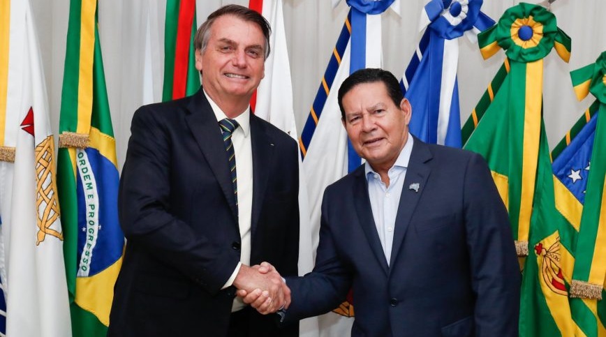 Mourão assina decreto que permite contratação de militares para o INSS