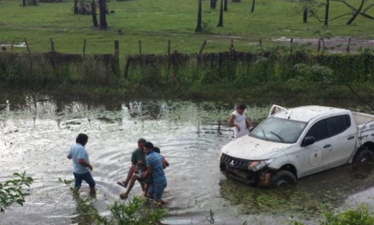 Picape desce aterro e vai parar em área alagada às margens da BR-343 no PI