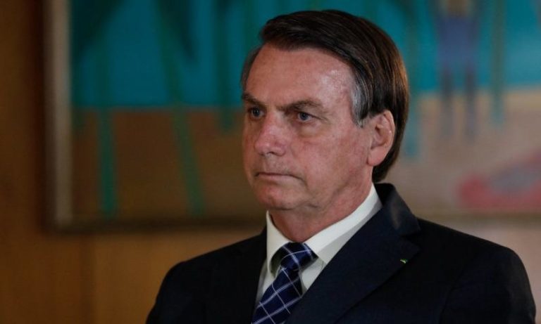Com Covid-19, Bolsonaro passeia de moto e conversa sem máscara com garis no Alvorada Com Covid-19, Bolsonaro passeia de moto e conversa sem máscara com garis no Alvorada