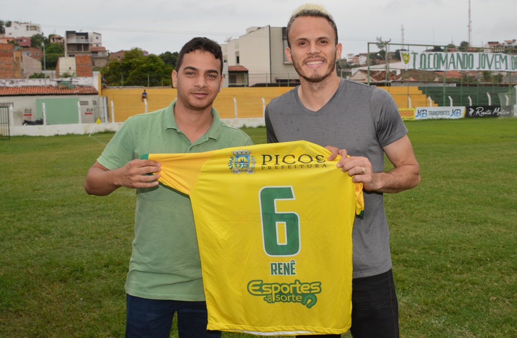 Renê acompanha treino e recebe camisas da Sep das mãos do presidente Rodrigo Lima