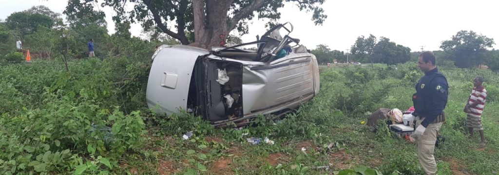 Hilux sai da pista, colide em árvore e