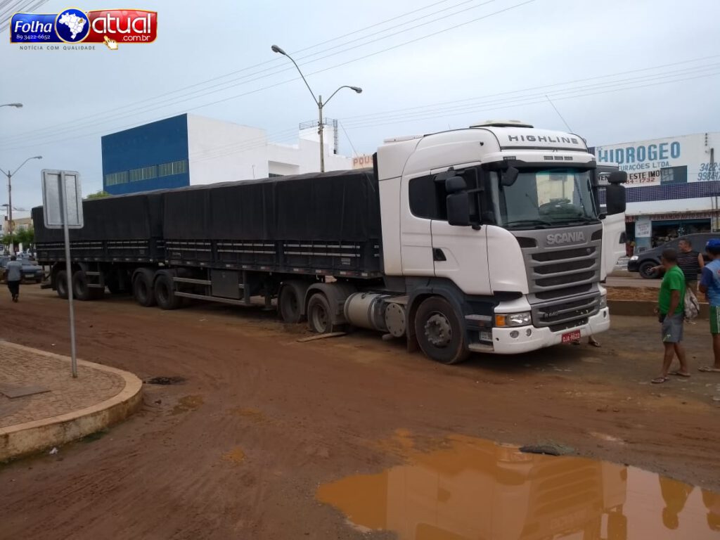 carreta atola em trecho finalizado das obras de drenagem da BR 316