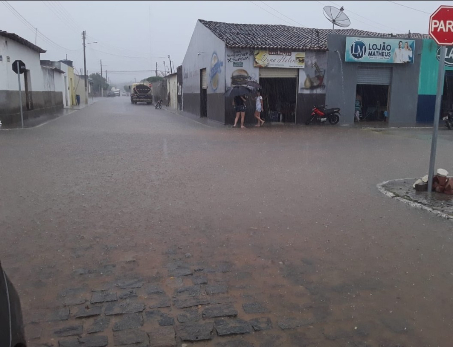Após forte chuva, ruas de cidade do PI ficaram totalmente alagadas