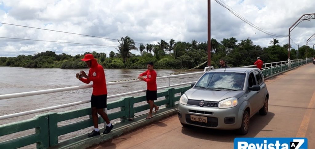 Bombeiros isolam ponte após flagrar crianças pulando em rio no Piauí