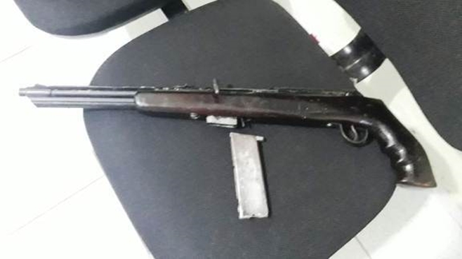 Mãe e filha são detidas por suspeita de tráfico de droga e posse ilegal de arma