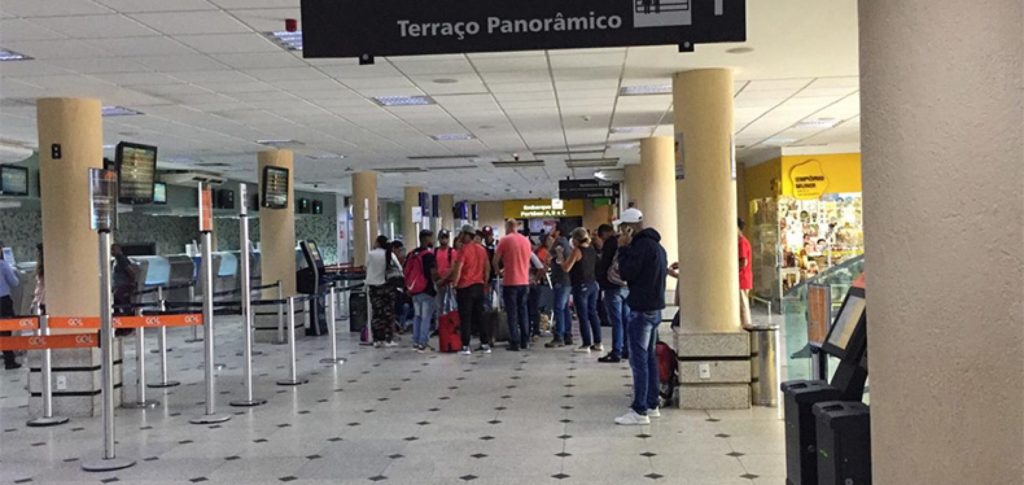 PI Voo atrasa quase 10 horas e Procon autua empresa; passageiros dormem no aeroporto