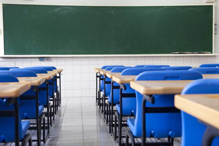 Escolas têm até quarta-feira para retomar aulas para 250 mil alunos no Estado Escolas têm até quarta-feira para retomar aulas para 250 mil alunos no Estado