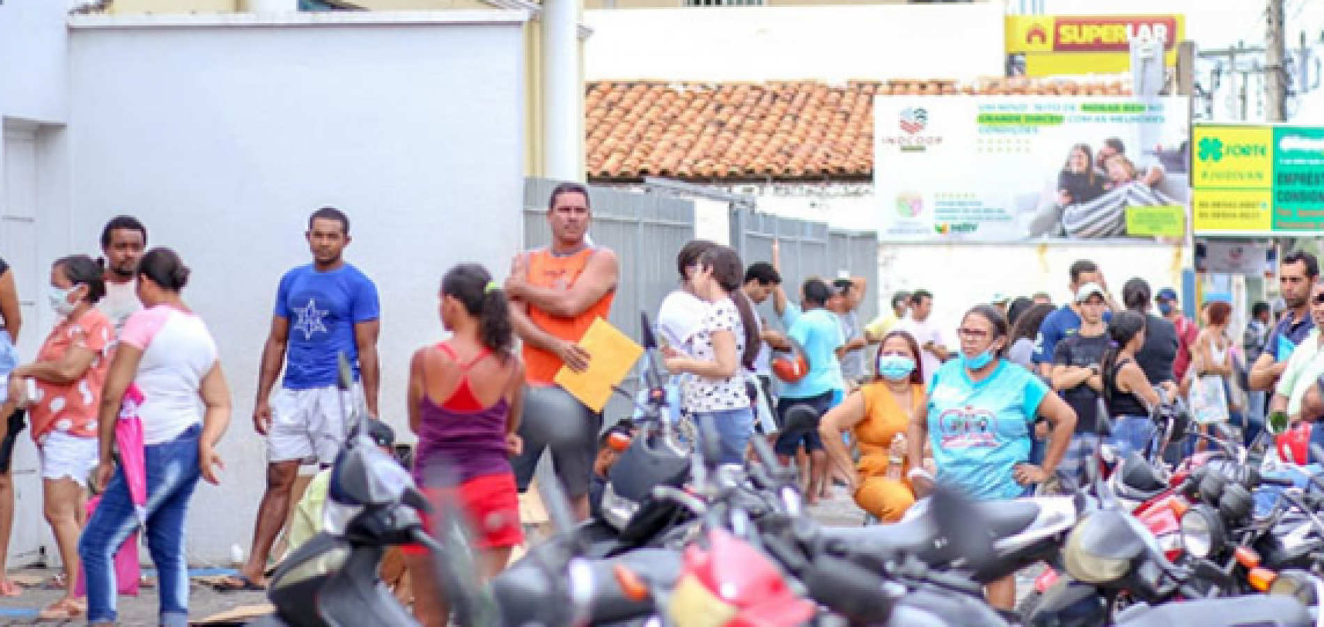 Primeiro dia de pagamento do auxílio emergencial de R$ 600 lota bancos em Teresina