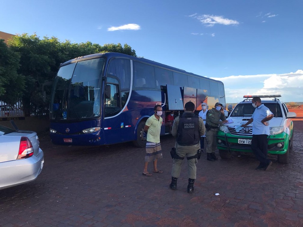 Ônibus clandestino que saiu de São Paulo com 39 passageiros é apreendido em Dom Expedito Lopes