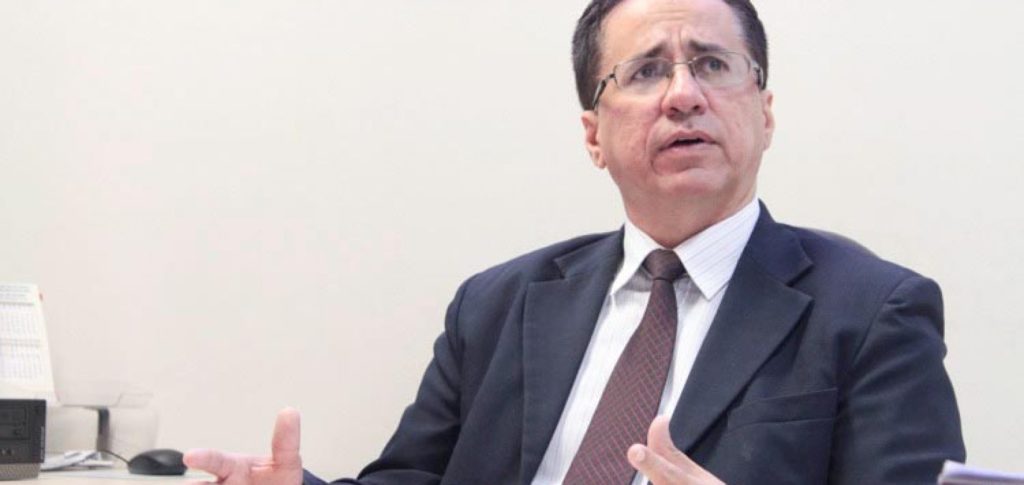 “Não é obrigar, é tratar covid-19 de forma igualitária”, diz procurador Kelston Lages