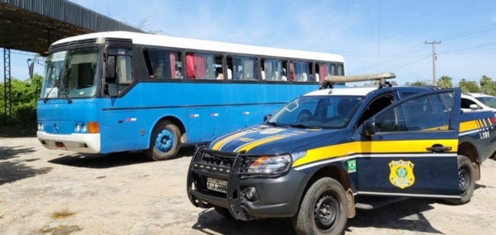 Ônibus vindo de SP com 35 passageiros desvia de barreiras para entrar no Piauí