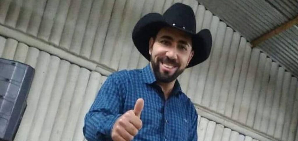 Cantor sertanejo sofre infarte e morre horas após fazer live