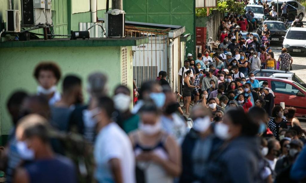 Fila para receber auxilio emergencial - Fila pessoas co mascaras