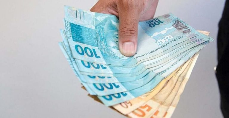 PIB mostra queda recorde de 4,5% do setor de serviços e retração de 3,5% da indústria PIB mostra queda recorde de 4,5% do setor de serviços e retração de 3,5% da indústria