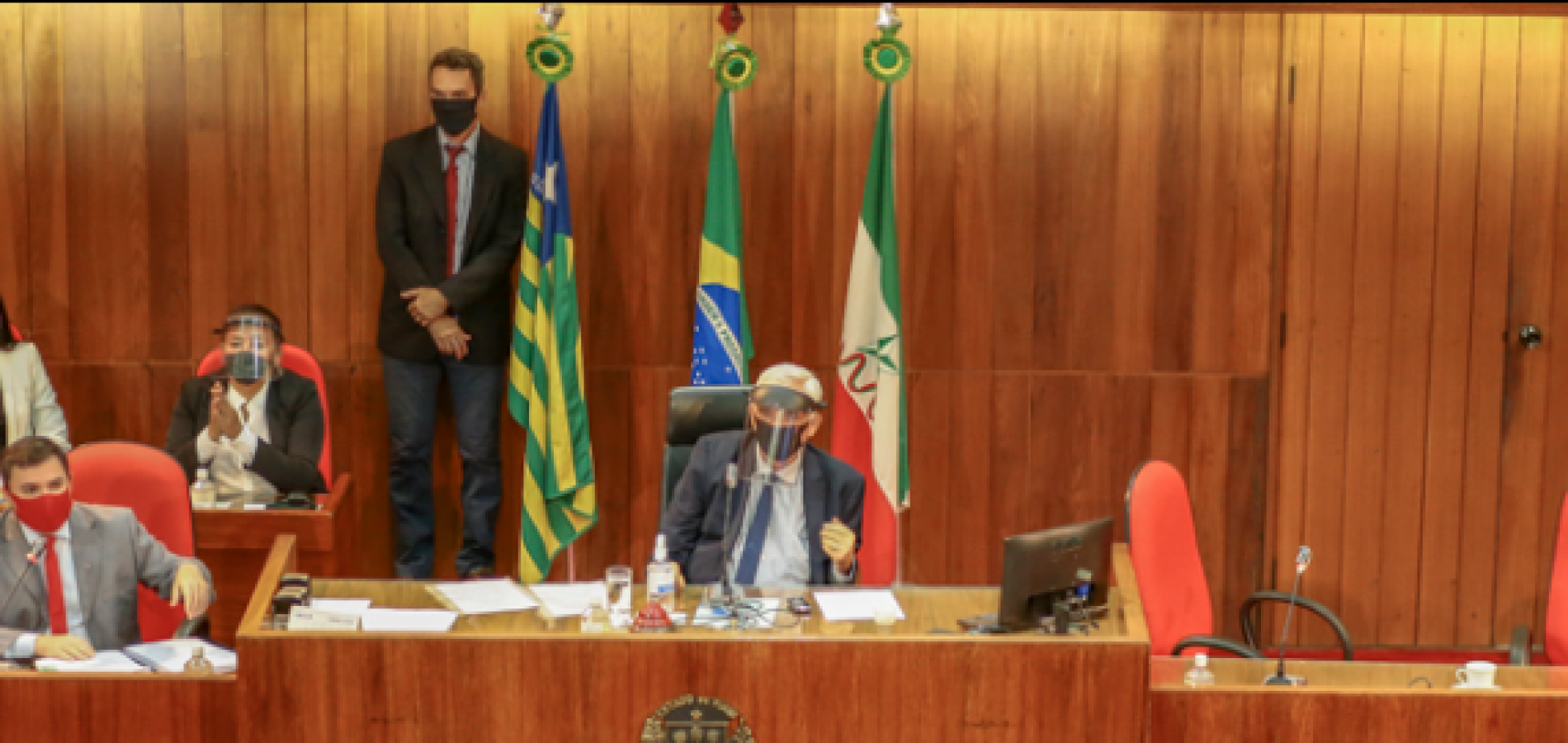Assembleia reabre com críticas, mas Themístocles garante segurança